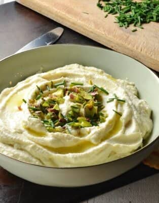 Upiornie pyszny dip ziołowy z pieczonym kalafiorem