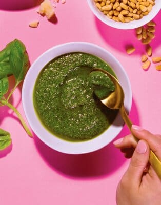 Traduci Jak zrobić pesto w domu?