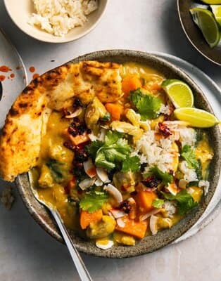 Poulet, patate douces et curry à la noix de coco