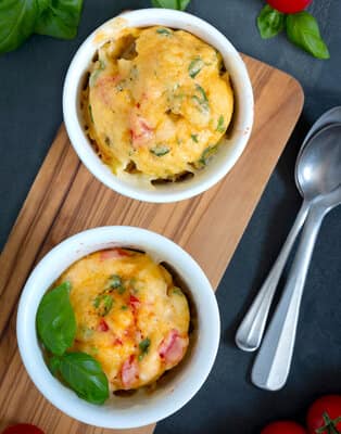 Mug cake à la Caprese