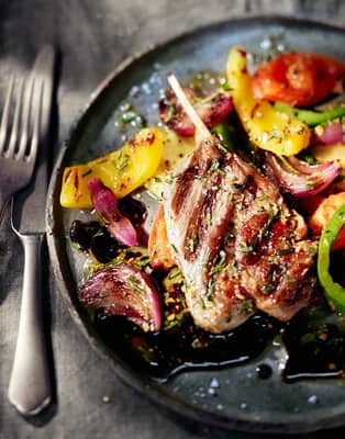 Lammkoteletts mit Balsamico-Essig und Rosmarin