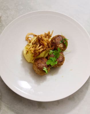 Kalbsbutterschnitzel mit Kartoffelpüree und Röstzwiebel