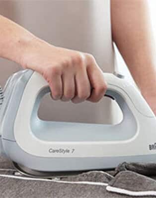 Ubranie z poliestru można wyprasować żelazkiem z generatorem pary na dwa sposoby. Pierwszy to prasowanie w trybie iCare w bezpiecznej temperaturze, która nie przypali materiału.