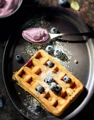 Frischkäse-Waffeln mit Heidelbeeren