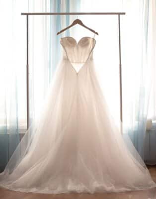 Sprawdź, jakie są sposoby prania sukni ślubnej oraz czy można to zrobić bezpiecznie w domu.