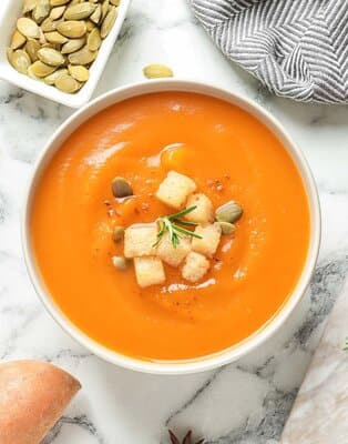 Domowa zupa marchewkowa krem, która rozgrzeje Cię w każdy zimowy dzień. Odkryj nasz prosty przepis na aksamitny krem z marchwi!