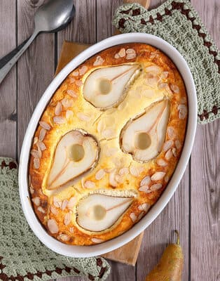Kwark soufflé met peren en amandelschaafsel