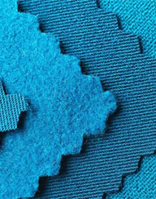 Czym różnią się materiały sztuczne od syntetycznych? Jakie właściwości mają materiały naturalne, jak je pielęgnować i co wybierać na zakupach? Przewodnik po rodzajach materiałów.