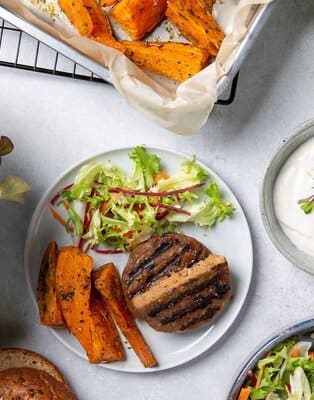 Popularność diet wegańskich i wegetariańskich zachęca nas do poszukiwania alternatyw dla mięsa. Jedną z nich może być seitan, czyli „niemso” z glutenu pszennego.