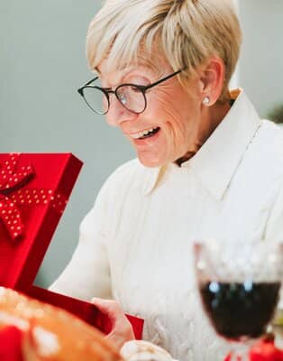 Nie wiesz, jaki wybrać prezent świąteczny dla mamy? Poznaj nasze pomysły, które z pewnością przypadną jej do gustu i wybierz idealny upominek!