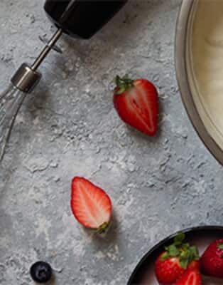 Zacznij od wybrania odpowiedniej śmietany. Do ubijania najlepiej nadaje się kremówka o zawartości 30% tłuszczu lub śmietanka tortowa o zawartości 36% tłuszczu.