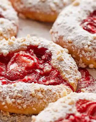 Domowa drożdżówka jest deserem szczególnym nie tylko dlatego, że przywołuje przyjemne skojarzenia. Jej przygotowanie to prawdziwy rytuał, który nieco uczy cierpliwości.