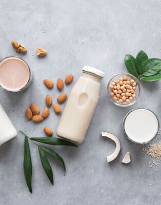 Jak zrobić mleko wegańskie? Proste przepisy na mleko roślinne 