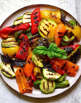 W jaki sposób przygotować grillowane warzywa? Jakie przyprawy i marynaty wybrać, by były naprawdę smaczne?