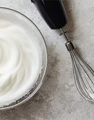 Najlepszą, puszystą pianę przygotujesz z jajek, które postały w lodówce przez 3-4 dni.