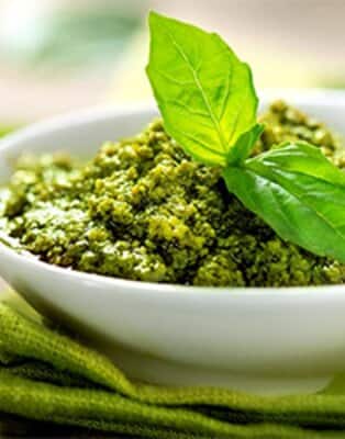 Pesto to kombinacja śródziemnomorskich smaków prosto z Włoch i jeden z najbardziej znanych sosów na całym świecie.