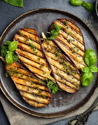 Sprawdź, co wrzucić na ruszt zamiast mięsa! Wegańskie burgery, tofu, warzywa, sery i nie tylko. Zobacz, jak grillować z MultiGrill 9 Pro przez cały rok.