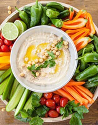 Dowiedz się jak zrobić, podawać i z czym jeść domowy hummus oraz przeczytaj, jak przygotować pastę tahini w domu.