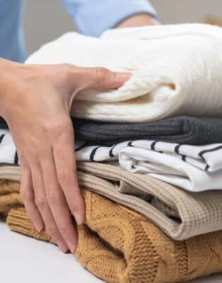 Sprawdź, jak układać ubrania na półkach i w szufladach, odgracić i wprowadzić porządek w garderobie.