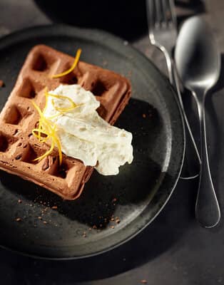Schoko-Zimt-Waffeln mit Orangensahne