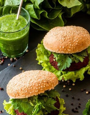 Jak przygotować wegetariańskie burgery? Poznaj przepisy