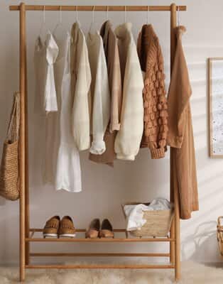 Szafa pełna ubrań, a nie ma się w co ubrać? Sprawdź, jak osiągnąć minimalizm w szafie.