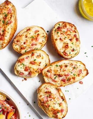 Pieczone ziemniaki z airfryera to świetny pomysł na smaczny obiad. Jeżeli planujesz spotkanie z bliskimi, wejdź i sprawdź nasz przepis.