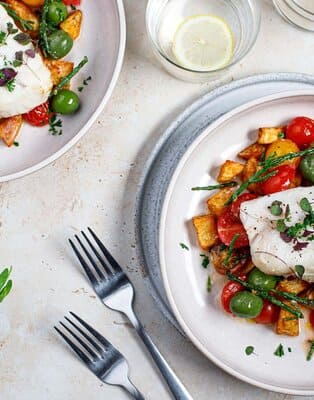 Dorsz z airfryera, czyli prosty przepis na zdrową rybę! Dowiedz się, jak zrobić dorsza w frytkownicy. Filet będzie chrupiący z zewnątrz i soczysty w środku.