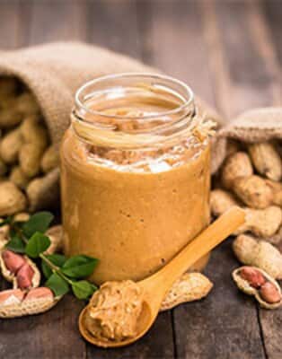 Przeczytaj, z czego zrobić masło orzechowe, jakie wybrać dodatki i jaki blender będzie odpowiedni do zmielenia twardych orzechów.