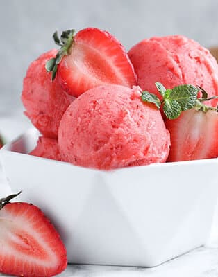 Wydaje Ci się, że doskonałej jakości lody truskawkowe znajdziesz tylko w rzemieślniczych lodziarniach lub zrobisz z wykorzystaniem specjalnej maszynki?