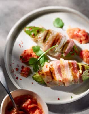 Gegrillte Avocado mit Speck und Tomatensalsa