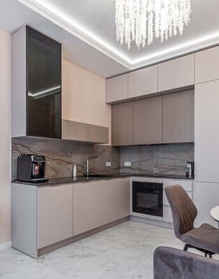 Nie wiesz, jak urządzić małą kuchnię? W naszym poradniku dowiesz się, jak zrobić to funkcjonalnie. Podpowiadamy, jaki sprzęt AGD do kuchni wybrać.