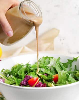 Nieodłącznym elementem wytrawnego poczęstunku jest sałatka. Oto 3 przepisy na sałatki na imprezę. Smacznego!