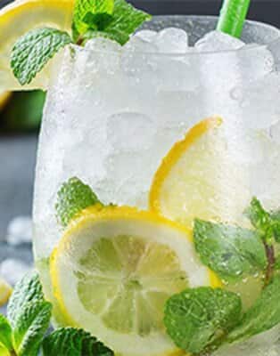 Blender najczęściej kojarzony jest ze sprzętem umożliwiającym przygotowywanie potraw przetartych i kremowych. Urządzenie o odpowiednich parametrach potrafi jednak znacznie więcej.