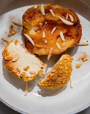 Zucchiniröllchen mit mariniertem Hähnchen.