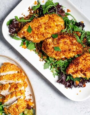 Zobacz, jak przygotować kurczaka w panierce z płatków kukurydzianych! Szybki przepis na chrupiącego i soczystego kurczaka z frytkownicy.