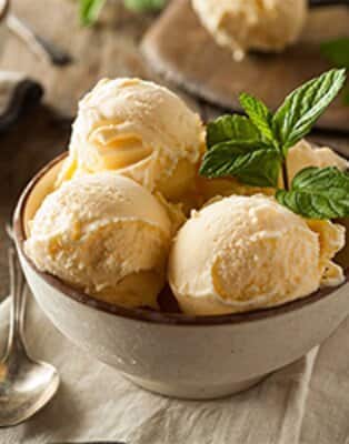 Po naturalne lody rzemieślnicze każdego lata ustawiają się kolejki. Zamiast dołączać do oczekujących, można je w prosty i szybki sposób zrobić w domu. Wystarczy kilka podstawowych składników, blender i odrobina fantazji w komponowaniu dodatków.