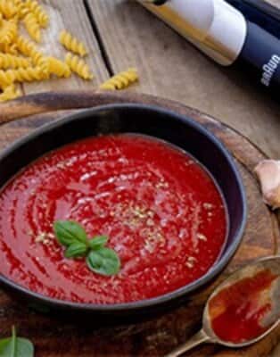 Sos pomidorowy można przygotować w różnych wersjach, do różnych potraw. Latem najlepiej smakuje ze świeżych pomidorów, poza sezonem warto sięgnąć po dobrej jakości pomidory w puszce.