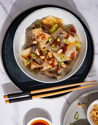 Dumplings with sweet & spicy chilli-oil sauce