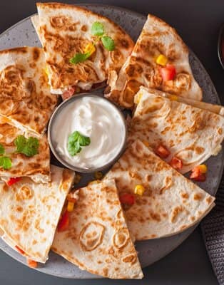 Szukasz sposobu na grillowane pyszności, dzięki którym szybko pokonasz nawet duży głód? Spróbuj quesadilli – tortilli wypełnionej smacznym farszem.