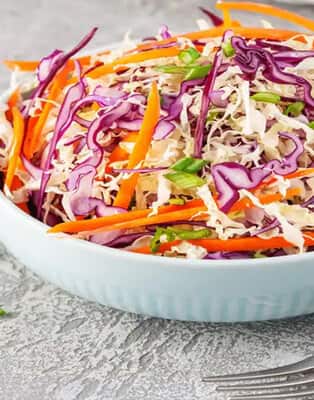 Jak w prosty sposób wprowadzić zdrowe składniki do diety? Przygotuj ciekawe surówki obiadowe.