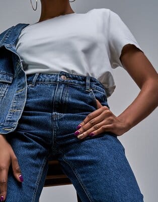 Jak prać spodnie jeansowe, by służyły nam jak najdłużej? Oto kilka sprawdzonych porad dotyczących dbania o ten niezwykle popularny element odzieży.