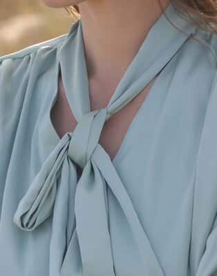 Zastanawiasz się, jak prać jedwab w pralce lub ręcznie? Dowiedz się, jak prasować jedwab, w czym go prać i czy się gniecie. Przeczytaj nasz poradnik!