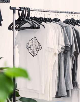 Poznaj sposoby na usunięcie nadruku z koszulki lub bluzy!