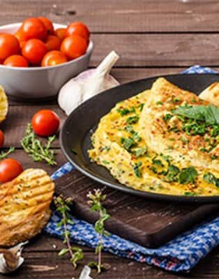 Prawdziwie królewskiego śniadania nie musimy przygotowywać jedynie od święta. Każdego ranka przy pomocy blendera w kilka chwil ubijemy puszystą masę jajeczną i przygotujemy delikatny, rozpływający się w ustach omlet na słodko lub słono.