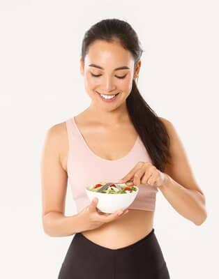 Dowiedz się, kiedy i co jeść po siłowni i po wieczornym treningu. Sprawdź, jak przygotować szybkie i pożywne posiłki.