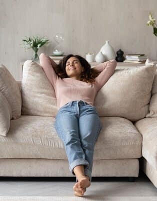 Dowiedz się, jak wyczyścić kanapę i odświeżyć tapicerkę bez prania. Odkryj najlepsze domowe sposoby na czyszczenie kanapy!