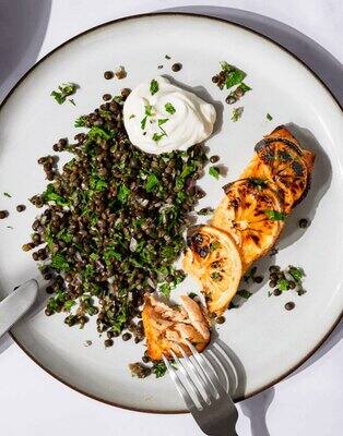 Gegrillter Zitronenlachs an Linsensalat