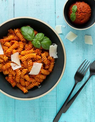 Pasta with spicy pepper tomato pesto