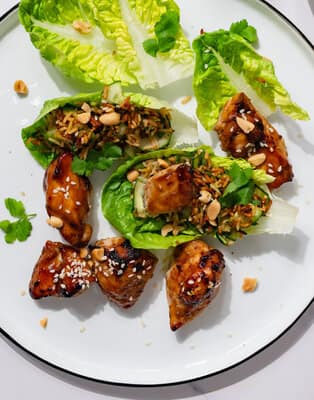 Teriyaki-Hähnchen mit knusprigem Reissalat.